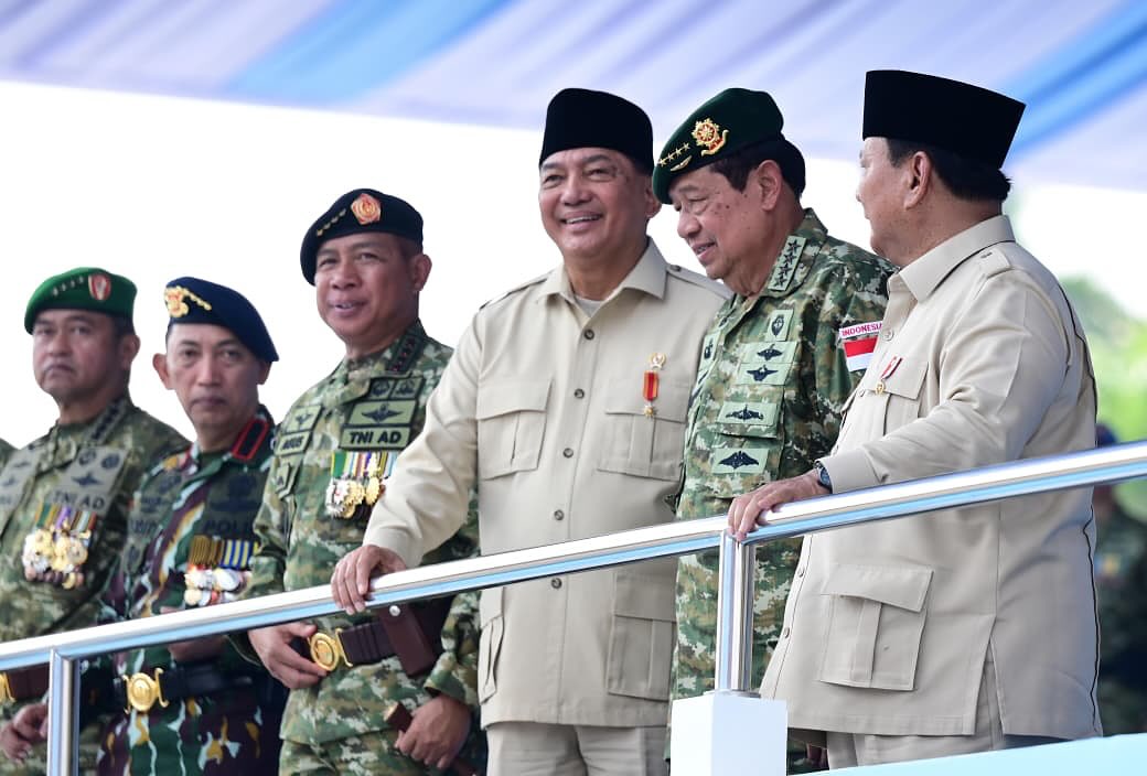Mantan Presiden Susilo Bambang Yudhoyono (SBY) bersama Presiden Prabowo Subianto dan Menhan Sjafrie Samsoeddin di acara HUT TNI ke-80 di Monas pada 5 Oktober 2025. [Instagram]